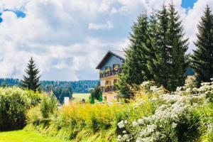 une maison au milieu d'un champ arboré dans l'établissement Domaine du Mont-Saint-Jean, aux Rousses