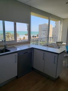 cocina con encimera y vistas al océano en Apartamento Urbanova, en Arenales del Sol