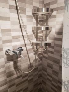 una ducha con una manguera fijada a una pared en Apartamento Urbanova, en Arenales del Sol