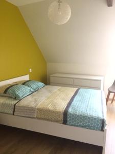 um quarto com uma cama num quarto em La maison du bonheur proche plage composée de 2 appartement et d'une belle terrasse em Étaples