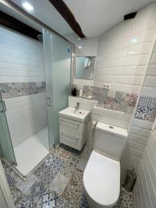 貝爾梅奧的住宿－Bertoko Urdaibai III，浴室配有卫生间、盥洗盆和淋浴。