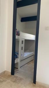 einen Spiegel in einem Zimmer mit Etagenbett in der Unterkunft Le Calochan in Le Grau-dʼAgde