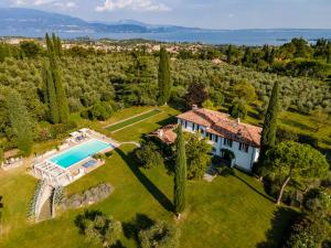 eine Luftansicht eines Anwesens mit Pool in der Unterkunft PODERI LA ROCCHETTA Luxury Villa on the Hills of Lake Garda in San Felice del Benaco