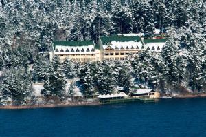 un gran edificio a orillas de un lago en Buyuk Abant Hotel, en Abant