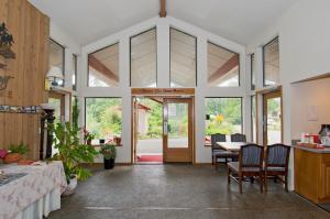 Sequim Bay Lodge في سيكيم: غرفة معيشة مفتوحة مع طاولة وكراسي
