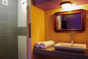 W łazience znajduje się umywalka i lustro. w obiekcie Hotel Oasis w mieście Monterrey