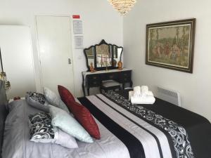 um quarto com uma cama com almofadas em Casa Vintage Guest House em Peniche