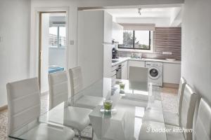 Кухня або міні-кухня у Nissi49 Apartments