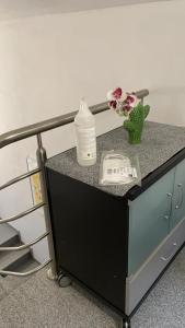Jelah的住宿－Oaza，一张桌子,上面放着一瓶肥皂和鲜花