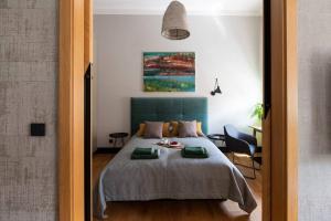 - une chambre avec un lit et 2 serviettes vertes dans l'établissement Elegant Apartment Luminis in Krakow's Old City, à Cracovie