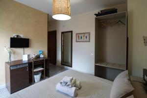 a bedroom with a bed with a desk and a bed at B&B Il Tritone in Laviano