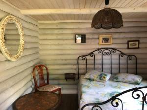 ein Schlafzimmer mit einem Bett, einem Tisch und einem Stuhl in der Unterkunft Milleri in Salacgrīva + 102 Fotos