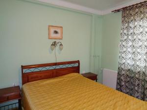 ヘーヴィーズにあるVilla Mariaのベッドルーム1室(黄色のベッドカバー付)