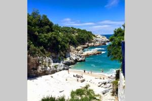 Blick auf den Strand mit Menschen im Wasser in der Unterkunft Balcony to the Aegean Sea - Pelion, Lampinou in Pilion