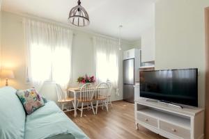 Televízia a/alebo spoločenská miestnosť v ubytovaní Hestia Harmony Living