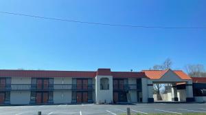 an empty parking lot in front of a hotel at Dreamland Inn in Marion