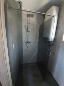 Bilik mandi di Apartamenty Wiślany Przekop +51 gambar