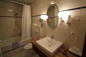 A bathroom at Seepension Neubacher KG