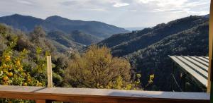 uma vista para as montanhas a partir de uma varanda da casa em Casa Maria em Levanto