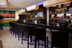 un bar con una fila di sedie in un ristorante di Hotel Margarita Real a Pampatar