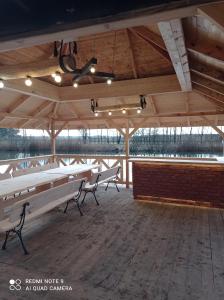 grupa ławek siedzących wewnątrz pawilonu w obiekcie Dom Parlinek agroturtstyka wędkowanie sauna jacuzzi w mieście Dąbrowa