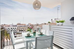 Balkón nebo terasa v ubytování Sitges Spaces Oasis Penthouse 3 Bedroom, 2 Bathroom, Terrace, Pool, Sleeps up to 6