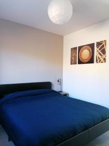una camera con letto blu e lampada di Les Villas Dorées - Villa Métal face au Mont Ventoux a Plaisians Altre 35 foto