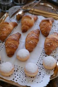 una bandeja llena de pasteles en una mesa en B&B Il Tabià, en Pieve di Cadore