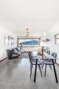 uma sala de estar com mesa e cadeiras em Foz Sunshine em Caminha