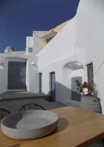 un tableau en bois avec un tableauastryasteryasteryasteryasteryasteryasteryasteryasteryasteryastery astery dans l'établissement Imarkellis Pyrgos Cave and Belfry Charm Santorini, à Pyrgos