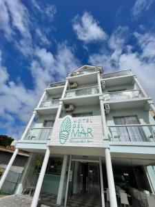 un edificio blanco con un cielo azul en el fondo en Hotel del Mar en Valeria del Mar