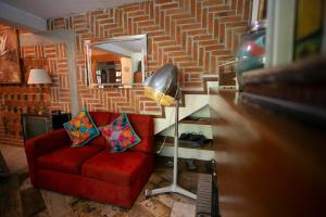 sala de estar con sofá rojo y lámpara en Majikal B&B -Retro, en Cholula