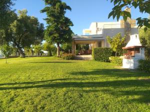 ポッシディにあるVilla Achilleosの草原のある広い庭のある家