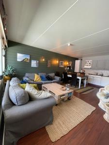 ヘムセダールにあるStorehorn Apartments Hemsedalのソファとテーブルのあるリビングルーム +29枚の写真