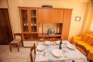 een woonkamer met een tafel en een gele bank bij Apartment in Rosolina Mare 25080 in Rosolina Mare