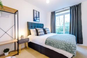 A bed or beds in a room at Paladine Place Serviced Apartment Coventry