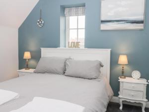 A bed or beds in a room at Causeway Cottage