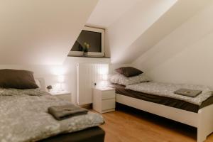 ein Schlafzimmer mit zwei Betten und zwei Nachttischen in der Unterkunft Monteurzimmer Pavan, M2, Apartment for Workers Saarbrücken,Luxemburg,Überherrn-KEINE Ferienwohnung in Saarlouis