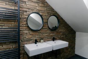 ein Badezimmer mit zwei Waschbecken und zwei Spiegeln in der Unterkunft Monteurzimmer Pavan, M2, Apartment for Workers Saarbrücken,Luxemburg,Überherrn-KEINE Ferienwohnung in Saarlouis