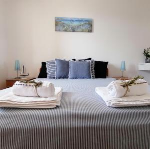 een slaapkamer met een groot bed en handdoeken bij Sea View Apartments in Selca