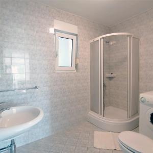 y baño con ducha, lavabo y aseo. en Sea View Apartments en Selca