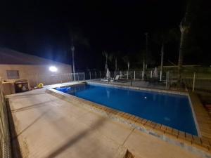 een leeg zwembad 's nachts bij Cottonwood Motor Inn in Mildura