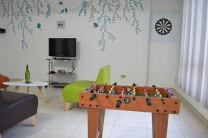ein Wohnzimmer mit einem Tisch in der Mitte in der Unterkunft The Nest House - Acogedor apartamento en Duitama in Duitama