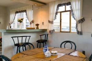 una sala da pranzo con tavolo, sedie e finestra di Bright & Comfy Guest House in La Paz a La Paz