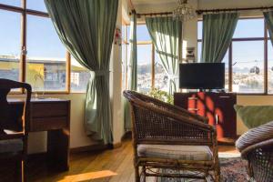 Khu vực ghế ngồi tại Bright & Comfy Guest House in La Paz