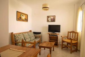 - un salon avec un canapé et une télévision dans l'établissement 5ta Bajada Las Grutas, à Las Grutas