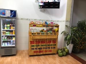 - un réfrigérateur avec un panneau indiquant un restaurant de restauration rapide dans l'établissement Anhkhoa hotel Mỹ Phước, à Xóm Mỹ Thanh