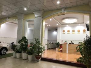 a lobby with potted plants in a building at Anhkhoa hotel Mỹ Phước in Xóm Mỹ Thanh