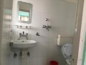 Un baño de Pushpa Guest House