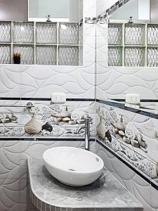 a white bathroom with a sink and a counter at Cusco Magico 6 - Mini Departamento Santa Ursula in Cusco